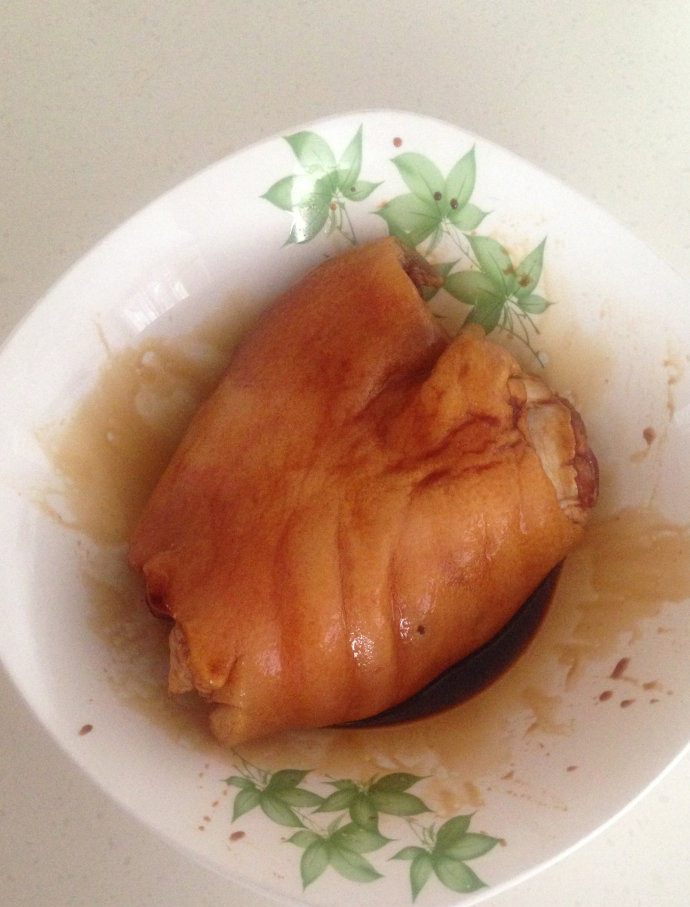 糯米蹄髈,用<a style='color:red;display:inline-block;' href='/shicai/ 762'>老抽</a>、<a style='color:red;display:inline-block;' href='/shicai/ 788'>生抽</a>、<a style='color:red;display:inline-block;' href='/shicai/ 718'>料酒</a>、干<a style='color:red;display:inline-block;' href='/shicai/ 700'>花椒</a>、<a style='color:red;display:inline-block;' href='/shicai/ 86474'>干辣椒</a>、<a style='color:red;display:inline-block;' href='/shicai/ 10588'>糖</a>、均匀按摩猪蹄，腌制1个小时