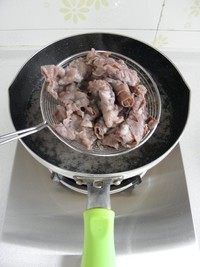 泡菜炒肥牛,待肥牛片变色后捞出控水待用。