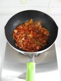 泡菜炒肥牛,重新起锅，倒油烧热，将辣白菜放入锅中，大火炒出香味。
