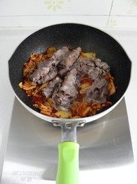 泡菜炒肥牛,再将肥牛肉放入锅中，翻炒均匀。