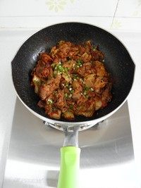 泡菜炒肥牛,翻炒至汤汁收浓裹匀，关火撒葱花出锅就可以了。