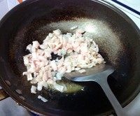 岐山肉臊子,热锅凉油,烧到六成热先倒入肥肉煸出油;
