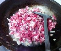 岐山肉臊子,出油后倒入瘦肉翻炒;