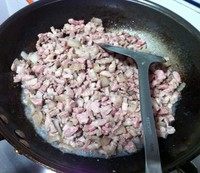 岐山肉臊子,待肉都变色后关小火,不停的翻搅,肉会出很多水,继续翻炒知道水收干开始出油;