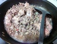 岐山肉臊子,我放了一些排骨一起炒,到时候就可以给女儿啃排骨了;