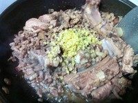 岐山肉臊子,等油出了很多,倒入姜末翻炒2分钟;