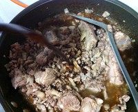岐山肉臊子,这时候开大火倒入大量的粮食酿造的醋,1斤肉我一般倒入7两醋;