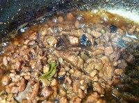 岐山肉臊子,开大火收汁。(正宗做法这个时候要放入一些辣椒面,做好以后红红的,油亮油亮的)因为女儿要吃,所以我没有放辣椒面!