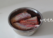 酱牛肉,<a style='color:red;display:inline-block;' href='/shicai/ 981'>牛腱子</a>切成两段（我的1kg<a style='color:red;display:inline-block;' href='/shicai/ 981'>牛腱子</a>一根是完整的，另外是半根，所以图示为3段），用冷水浸泡30分钟去除<a style='color:red;display:inline-block;' href='/shicai/ 981'>牛腱子</a>里面的血水。