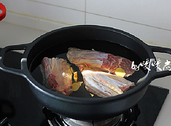 酱牛肉,浸泡后的牛腱子冷水入锅，加<a style='color:red;display:inline-block;' href='/shicai/ 37'>姜</a>片、<a style='color:red;display:inline-block;' href='/shicai/ 718'>料酒</a>大火烧开转小火煮10分钟，然后捞出用温水冲洗掉浮沫，入冷水浸泡10分钟让牛腱子肉质更紧实。