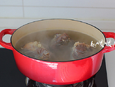 酱牛肉,另起汤锅,将冷却后的牛腱子冷水入锅,煮开后撇去浮沫。
