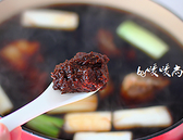 酱牛肉,调入大葱段、姜片、包好的调料包、<a style='color:red;display:inline-block;' href='/shicai/ 788'>生抽</a>、<a style='color:red;display:inline-block;' href='/shicai/ 762'>老抽</a>和<a style='color:red;display:inline-block;' href='/shicai/ 705'>豆瓣酱</a>，大火煮开。
