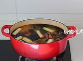 酱牛肉,汤汁煮开后盖上锅盖转小火煮90分钟。