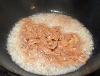 火爆腰花 ,锅入水大火烧开关火,入腰花烫一下立刻捞起沥干水分待用