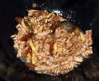 火爆腰花 ,锅入油烧热入姜片略炒出香,入腰花爆炒至快熟时,入干辣椒、少少许淀粉略炒收汁搞定