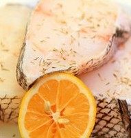 柠汁银鳕鱼,<a style='color:red;display:inline-block;' href='/shicai/ 351'>鳕鱼</a>用<a style='color:red;display:inline-block;' href='/shicai/ 720'>胡椒粉</a>、盐、<a style='color:red;display:inline-block;' href='/shicai/ 898'>白葡萄酒</a>、百里香，<a style='color:red;display:inline-block;' href='/shicai/ 125051'>鲜橙汁</a>、柠檬汁腌渍入味