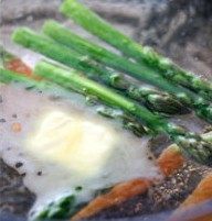 柠汁银鳕鱼,锅中放清水、<a style='color:red;display:inline-block;' href='/shicai/ 887'>黄油</a>、盐，将芦笋小胡萝卜煮熟捞出待用