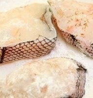 柠汁银鳕鱼,银鳕鱼两面拍干淀粉