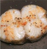 柠汁银鳕鱼,煎锅放少许油，放入黄油块，出香味后放入银鳕鱼煎至两面金黄捞出配煮好的芦笋、胡萝卜、以及新鲜的薄荷叶百里香装盘即可