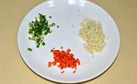 蒜蓉蒸鲍鱼,将蒜,<a style='color:red;display:inline-block;' href='/shicai/ 3232'>香葱</a>,红椒切小粒。