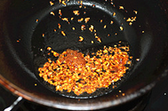 蒜蓉蒸鲍鱼,炒锅里倒油，放入一半的蒜粒小火炒出香味后加入<a style='color:red;display:inline-block;' href='/shicai/ 864'>蒸鱼豉油</a>和少许<a style='color:red;display:inline-block;' href='/shicai/ 10588'>糖</a>做成调味汁。