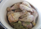 醋烹鸡 Adobo,猪肉与鸡腿一起用少许醋和<a style='color:red;display:inline-block;' href='/shicai/ 692'>酱油</a>，<a style='color:red;display:inline-block;' href='/shicai/ 741'>香叶</a>稍微腌制二十分钟。