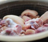 香糯猪蹄,<a style='color:red;display:inline-block;' href='/shicai/ 413'>猪蹄</a>刮干净切好,用水冲洗下控干水。