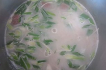雪浓牛骨汤面,汤大火烧开,放入葱花,牛肉块,加入盐和<a style='color:red;display:inline-block;' href='/shicai/ 724'>胡椒</a>粉调味。