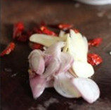 紫苏拌腰片,清水加姜丝,<a style='color:red;display:inline-block;' href='/shicai/ 163'>葱白</a>,白胡椒,煮开。