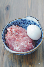 咸蛋黄蒸肉饼,准备材料。