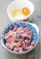 咸蛋黄蒸肉饼,猪肉末里加葱姜末、<a style='color:red;display:inline-block;' href='/shicai/ 718'>料酒</a>、<a style='color:red;display:inline-block;' href='/shicai/ 788'>生抽</a>、<a style='color:red;display:inline-block;' href='/shicai/ 721'>蚝油</a>、<a style='color:red;display:inline-block;' href='/shicai/ 134296'>白胡椒粉</a>、<a style='color:red;display:inline-block;' href='/shicai/ 156925'>水</a>。