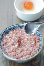 咸蛋黄蒸肉饼,顺时针搅拌均匀。用勺子在肉馅中挖一个小洞,防止蛋黄移位。