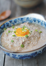 咸蛋黄蒸肉饼,蒸好后取出,将碗里的汤水倒入锅内用水淀粉勾薄欠即可。