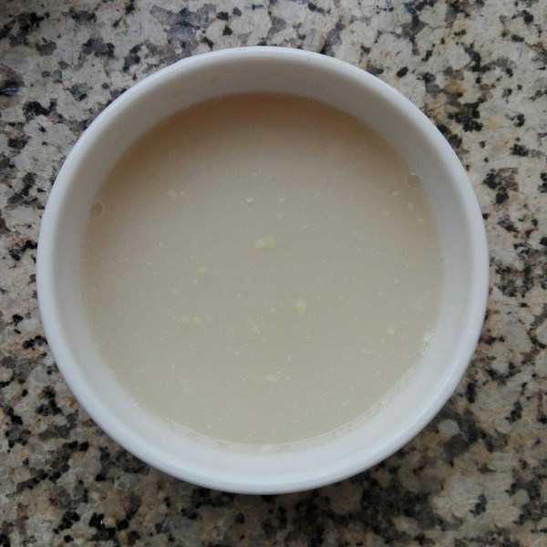 #猴赛雷#卡通猴子馒头,将酵母，糖放入水中，静置片刻