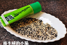 芝麻脆皮三文鱼,先将黑白芝麻混合,放在一个碟子里平铺了备用