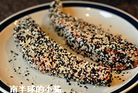 芝麻脆皮三文鱼,放入装有芝麻的碟子里,让它每面都沾满芝麻(带皮那面除外)
