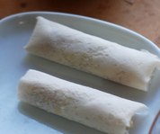 杏鲍菇韭黄鸡丝春卷,可以根据自己的口味，用喜欢的辣酱、酱料作为蘸酱。