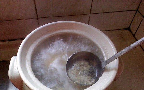 山药鸡汤,大火烧开后,捞去浮沫