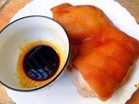 小煎肘子,热油,肘子块下锅炒。