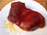 小煎肘子,下老姜,蒜,<a style='color:red;display:inline-block;' href='/shicai/ 700'>花椒</a>,胡椒粉,卤料(可不加),干辣椒翻炒。