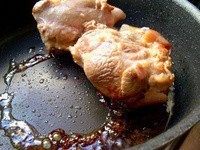 小煎肘子,下<a style='color:red;display:inline-block;' href='/shicai/ 762'>老抽</a>，下一部分<a style='color:red;display:inline-block;' href='/shicai/ 10588'>糖</a>，加水。小火慢慢烧。