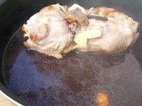 小煎肘子,水快干的时候再加一部分糖,下青椒、小米辣、嫩姜丝炒熟。