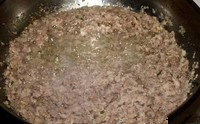 自制四川臊子,肉末炒变色后，炒出香味，用小火熬5分钟；