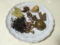 玫瑰罗汉果茶叶蛋,煮蛋的时候准备好所有配料,装入无纺布隔渣袋。