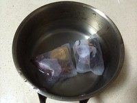 玫瑰罗汉果茶叶蛋,将装有配料的隔渣袋放入锅内,再放入鸡蛋,加刚没过鸡蛋的清水。