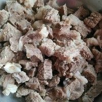 土豆炖牛肉,牛肉切块冷水下锅焯2分钟,全程用温水清洗干净。