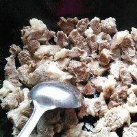 土豆炖牛肉,锅放油烧热,先下牛肉煸炒一下,烹人老抽,料酒和一小勺白醋,