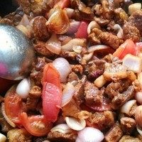 土豆炖牛肉,接着下<a style='color:red;display:inline-block;' href='/shicai/ 29'>洋葱</a><a style='color:red;display:inline-block;' href='/shicai/ 3551'>西红柿</a>，撒一勺白<a style='color:red;display:inline-block;' href='/shicai/ 10588'>糖</a>继续翻炒，