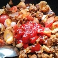 土豆炖牛肉,挤人<a style='color:red;display:inline-block;' href='/shicai/ 753'>番茄沙司</a>(多挤一些),再磨一些胡椒粒炒匀。