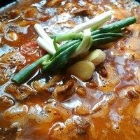 土豆炖牛肉,放葱姜,倒入足够的热水,大火烧20分钟改小火炖1小时左右。